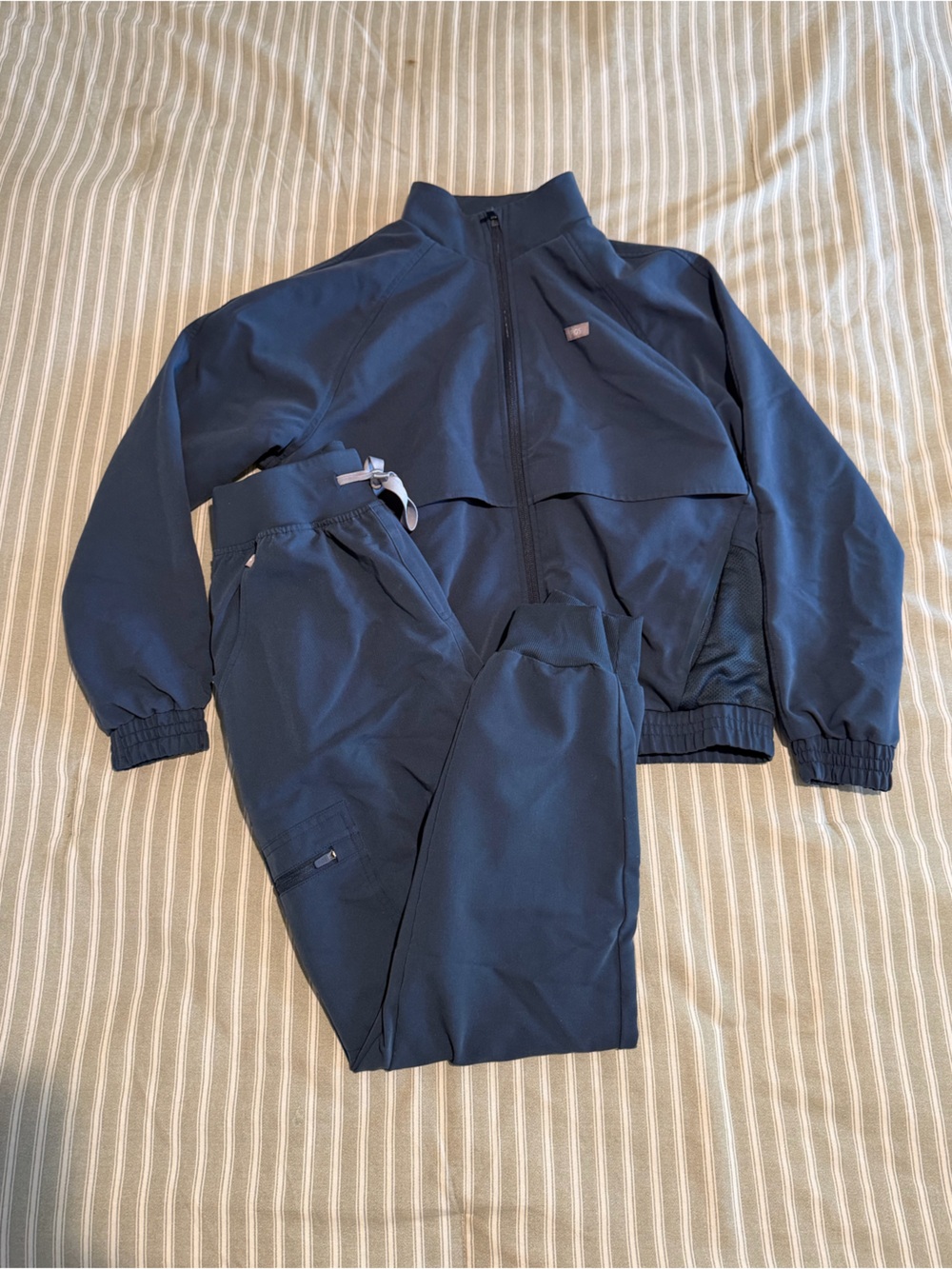 Figs Dark Harbor
Sydney Scrub Jacket and high wasted Zamora petite jogger